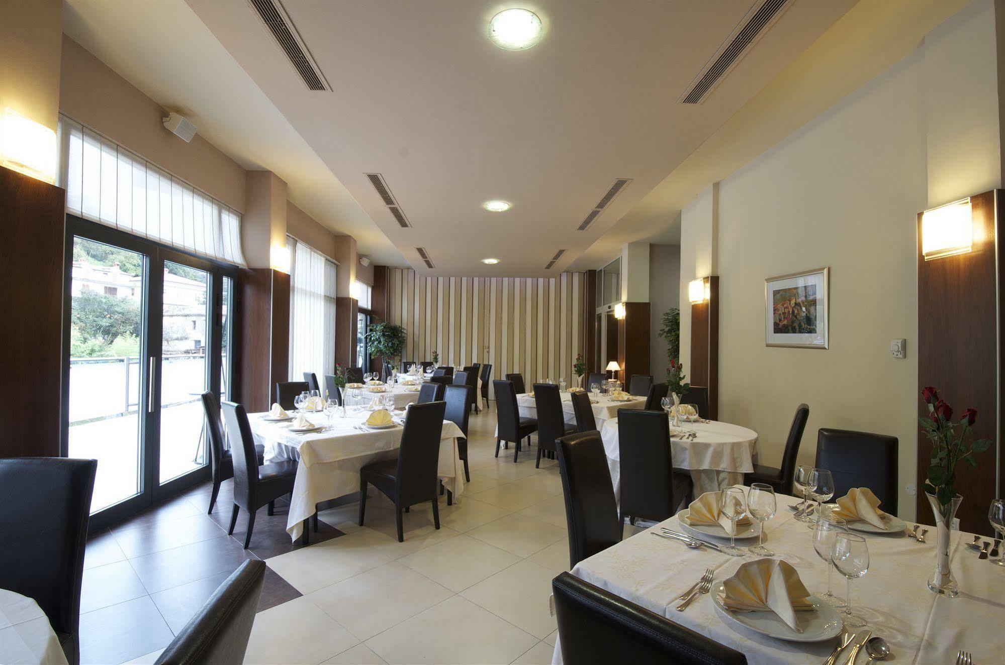 Hotel Fontana Buzet Buitenkant foto