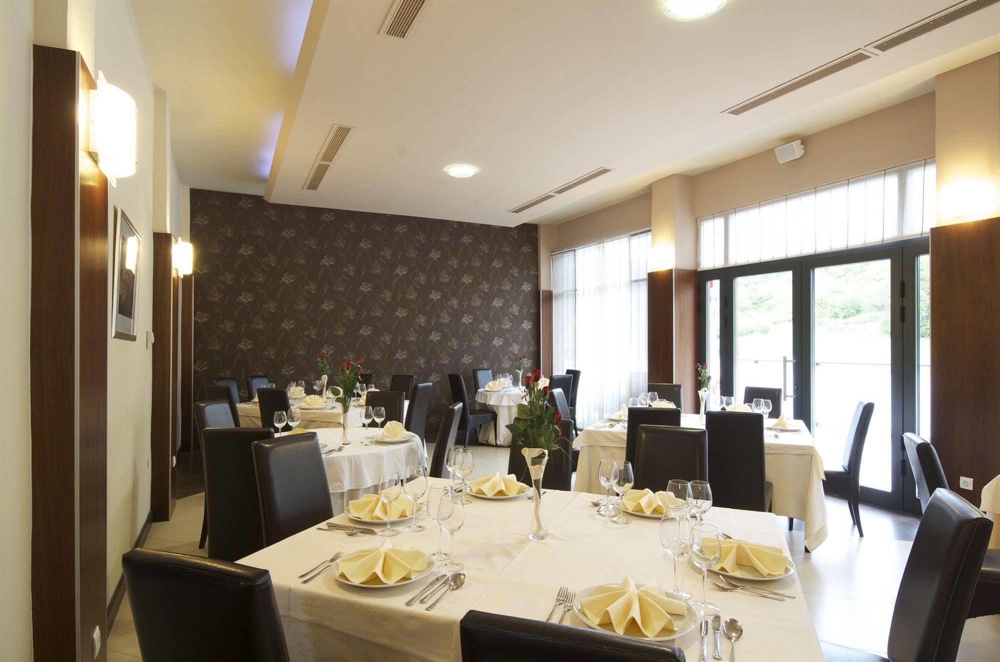 Hotel Fontana Buzet Buitenkant foto