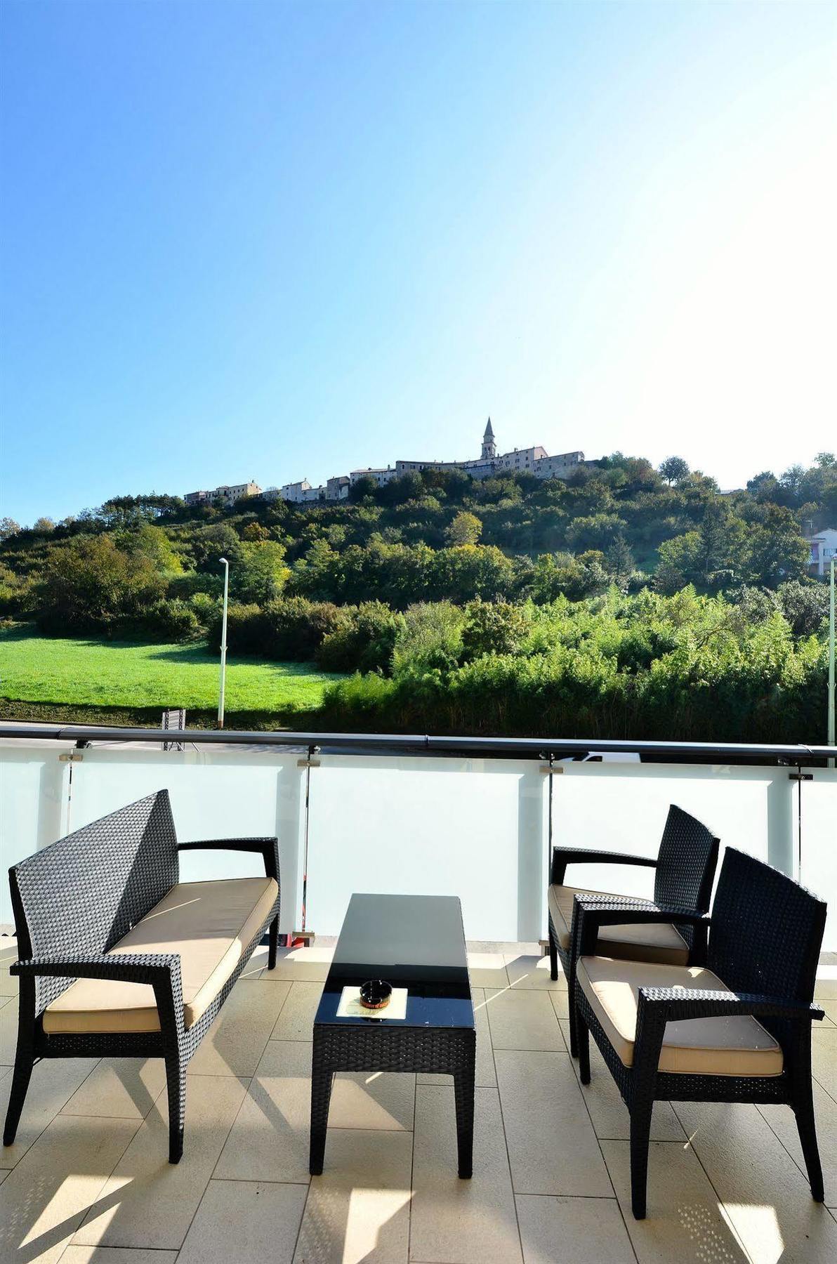 Hotel Fontana Buzet Buitenkant foto